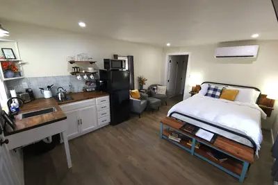 Image de Stunning Modern Farmhouse Studio Cottage!