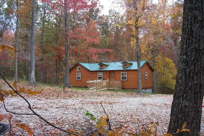 Image de Spacious 740 sq ft Cabin w/ Deck, Fire Pit & Disc Golf — Mins from Mammoth Cave