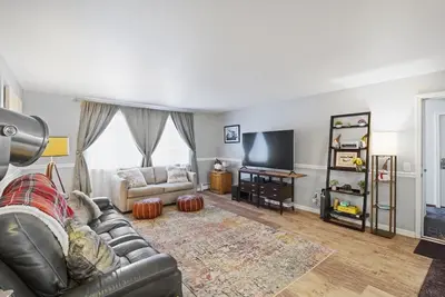 Image de Spacious & comfy 2br apartment on ground level, near airport & shopping