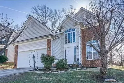 Image de Cozy 4b/2. 5b University Home King Beds Jacuzzi