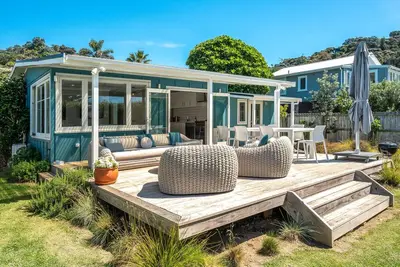 Image de White Sands Cottage - White Sands Cottage at Palm Beach is a beautifully presented and fully restored 1950s weatherboard bach located just 50 metres from the white sands of Palm Beach. With 2 bedrooms and 1 bathroom this is a perfect family cottage a