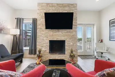 Image de Contemporary Dual-Unit Stay ~ Walk to Historic Downtown & Landing ~ Free Tickets Included! (Loft)