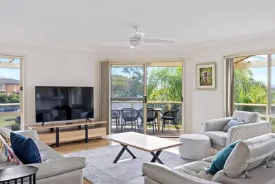 Image de pet friendly - Views- Meters to the Beach & Anchorage Port Stephens