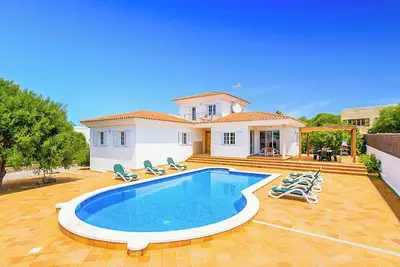 Image de Bini Fleur - Quatre Chambres Villa, Couchages 8