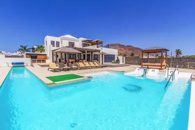 Image de Villa Buddha - Six Chambres Villa, Couchages 12