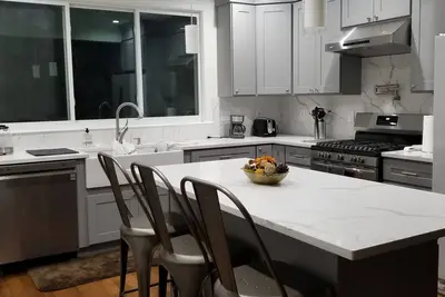 Image de Newly Renovated Open-Concept living space, close to Boston, plenty of parking