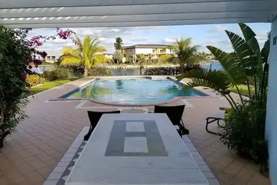 Beautiful Townhome on canal with dock slip, 2 min drive to the beach