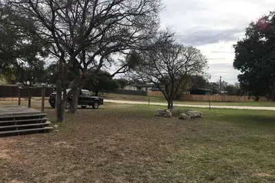 Image de Spacious open floor plan with beautiful oak trees.