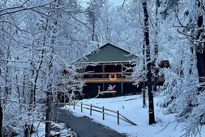 Image de 5 Bdrm Cabin 15 miles from Dollywood! Huge porch & games! 3 miles from Buc-ees!