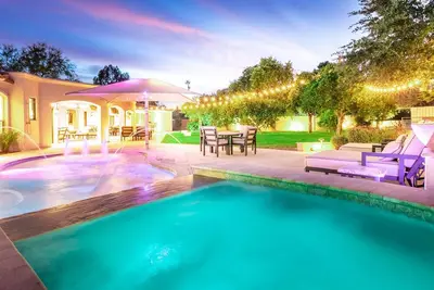Gorgeous pool & spa- a 7-bedroom Estate w/2-bedroom Guest House, and Large Patio