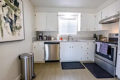 Image de Ideal for longer stays - quiet neighborhood - clean, safe and comfortable.