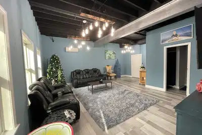 Image de Roof top deck, hot tub, game room, on 9 acres in the Lakes Region