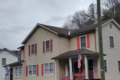 Image de Duplex. . . . Within A Mile Of The Hatfield Mccoy Trails
