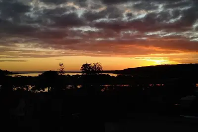 Image de Perfect location walk to town or beach with vies and a hot tub