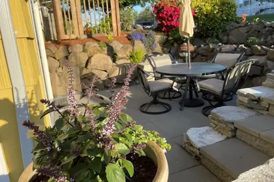 Gorgeous Garden Getaway, Near Cafes, Parks