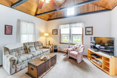 Image de Twin Lakes Cottage: Walk to Elizabeth Lake!