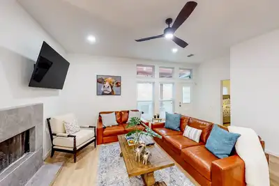 Image de Dog-friendly brick home near golf with pool, central Ac, & washer/dryer