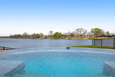 Image de Lakefront house w/pool, kayaks, ping-pong, gas grill, & paddle boards