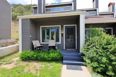 Image de 2-story townhouse + loft with fast WiFi, wood fireplace & great location