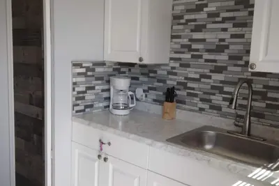 Image de 💥Newly Remodeled, Cozy Cottage with Free Parking, and Direct Bch Access! 💥