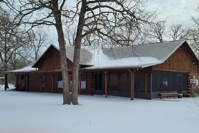Image de Small Farm Log Home near Cedar Creek Lake