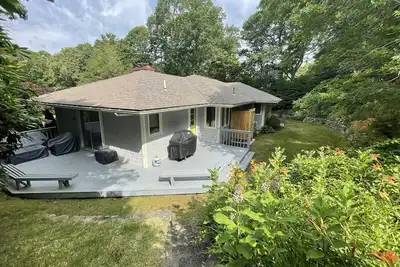 Image de Charming Osterville Getaway – Walk to Village & Beach!