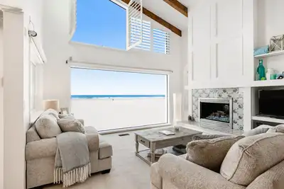 Oceanfront Home with Giant Picture Windows, Gas Fireplace, and Free WiFi