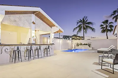 Image de New Luxury 5 bedrooms 3. 5 bath villa 2 minutes to the ❤️ of Palm Beach👙🏝☀️