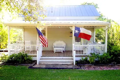 Image de Circa 1900 Farmhouse Cottage - Pond - King Bed - Fenced - 8 Miles to Brenham