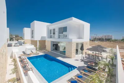 Image de Villa de 4 chambres avec piscine privée dans le centre de Protaras Vie Bleu Villa Vb1