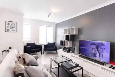 Image de Luxury, Modern Apartment w/ Netflix in Zone 2