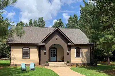 Image de The Blue Door 10 min to Tiec 2br 2ba House Private Modern Clean Quiet 7 acres