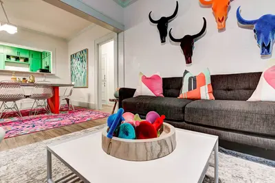 Image de Color Pop Cottage - Half mile from Plaza district