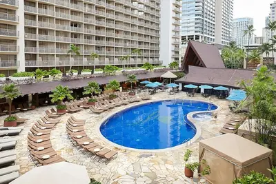Image de Conveniently Located To Excellent Transportation! Restaurants, Bars, Pool!