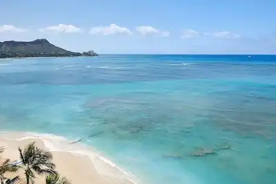 Image de 2 Serene Units Just Steps to the Beach, Pool, Dining, Spa, And Waikiki Beach!