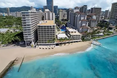 Image de You Found it! 3 Serene Units, Restaurant, Few Blocks From The Waikiki Beach!