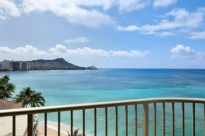 Image de Your Exciting Honolulu Vacation Starts Here! 3 Ocean Front Units, Dining, Pool!