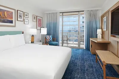 Image de Live Like a Local! 3 Pet-friendly Units for 12, Dining, Near Waikiki Beach