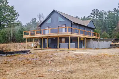 Image de On Mountain Time - renovated ski house, hot tub, 15 minutes to Sunday River