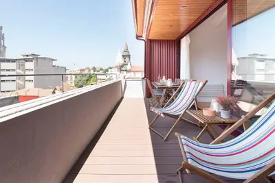 Image de Top floor Balcony Apartment by LovelyStay