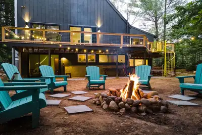 Image de Refreshed 1970's Chalet - Perched on the Saco River. Minutes to Attitash.