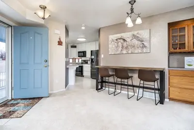 Image de Unique triangle shaped home with 2 master suites on separate floors.