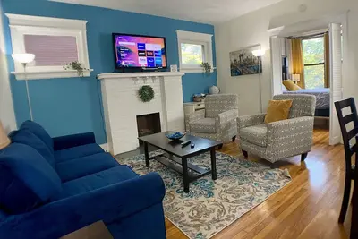 Image de Central location-King + Queen Beds-Steps to Metrolink & Off-Street Parking