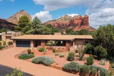 Image de Pool, Jacuzzi, Large Home, 5 min Walk to Trails, Parks and Panoramic Views!