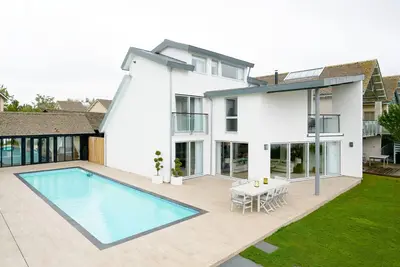 Image de Unique lakeside property with private outdoor pool, hot tub & exclusive mooring.