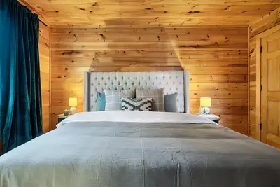 Image de Cozy + Secluded Log Cabin| Pet-Friendly!