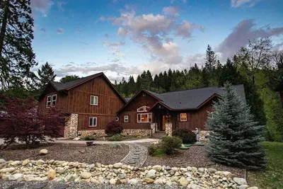 Image de **Riverfront** Mountain Lodge! Near Shasta Ski Park, Shasta Lake & Castle Crags!