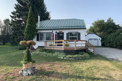 Image de A 1930’s 5 bedroom, 2 bathroom home overlooking Flathead Lake
