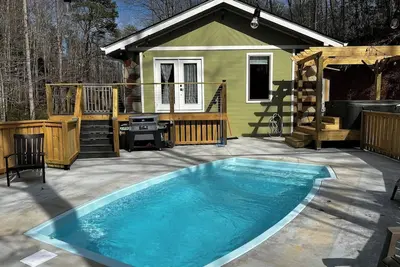 Image de Fabulous 3Bed 3 bath Cottage Pool Hot tub Games