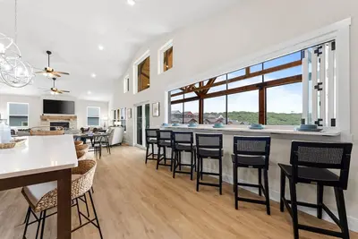 Image de Brand New 7br Luxury Lake View In/Out Pool Hot Tub